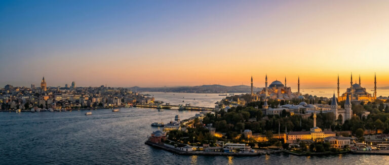 Costa de Estambul con la silueta histórica de la ciudad